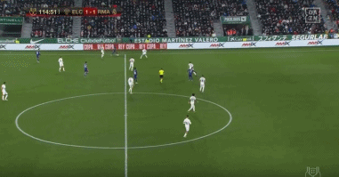 斯帕莱蒂上前拥抱大卫。 来源：尤文跟队记者阿格莱斯蒂